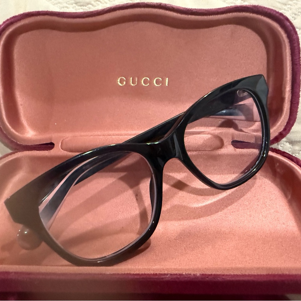 Gucci Women's Elegant Black Frames - Picture 10 of 10